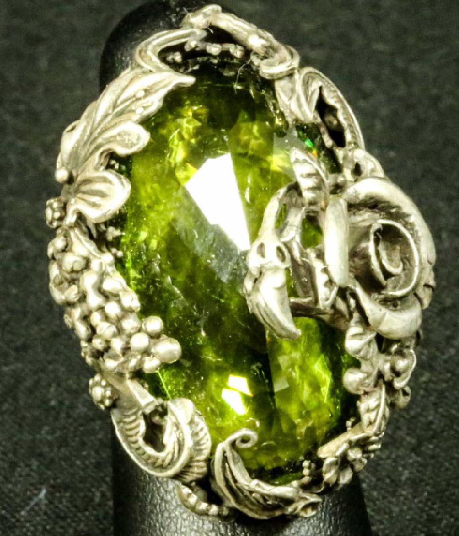 OVAL PERIDOT FLOWER RING. SIZE 6 (1 of 2)