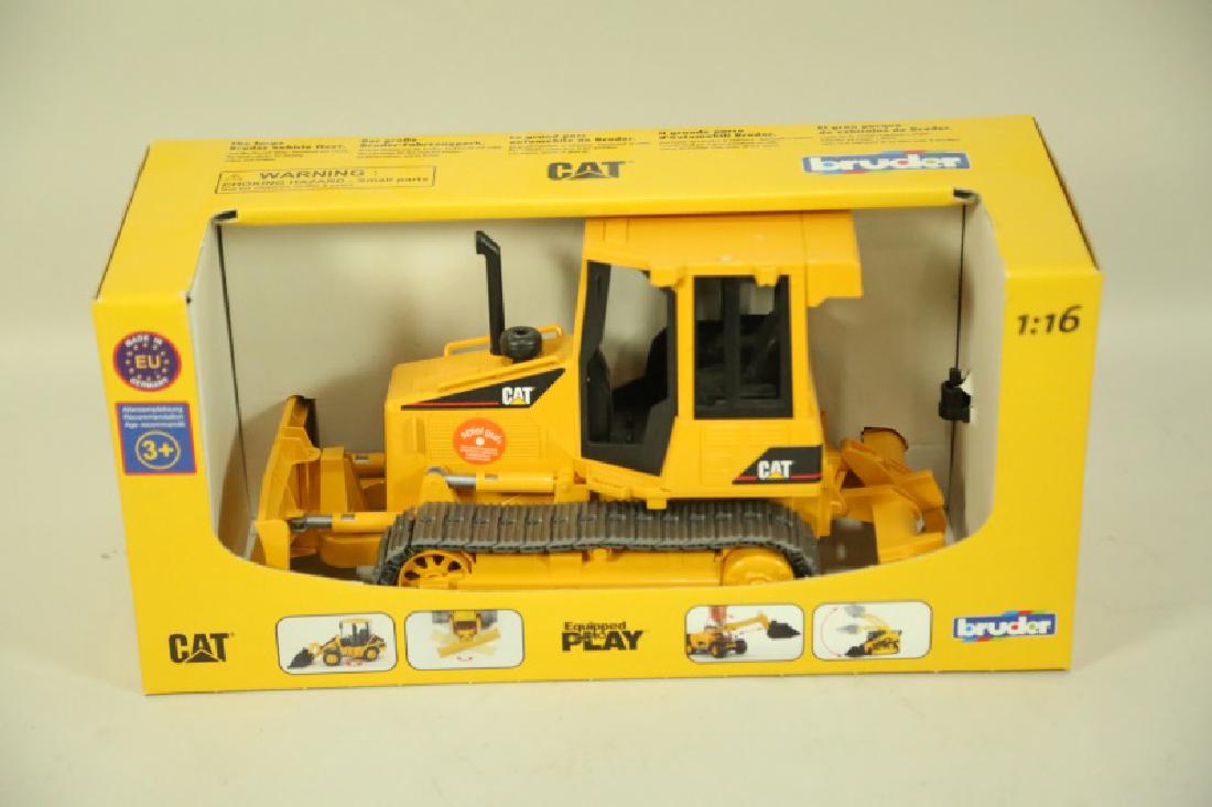 1:18 SCALE BRUDER CAT TRACK-TYPE TRACTOR (1 of 2)