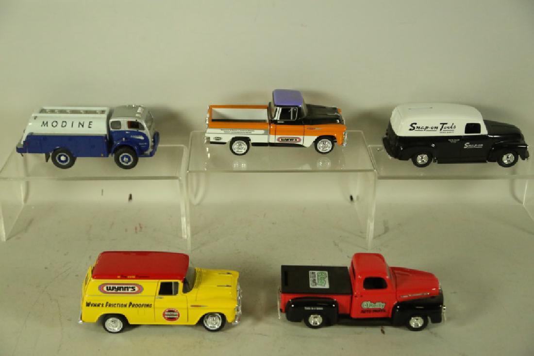 MIXED LOT OF FIVE 1:24 SCALE DIECAST MODEL CARS (1 of 2)
