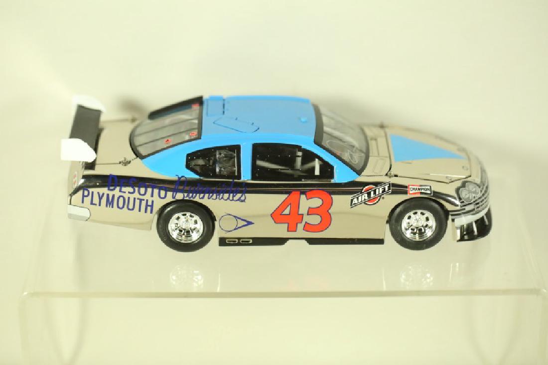 AUTOGRAPHED #43 RICHARD PETTY 1:24 SCALE DIECAST M: AUTOGRAPHED #43 RICHARD PETTY 1:24 SCALE DIECAST MODEL CAR