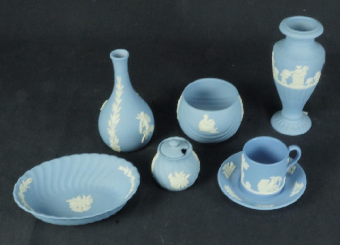 MIXED LOT OF SEVEN WEDGWOOD PIECES (1 of 1)