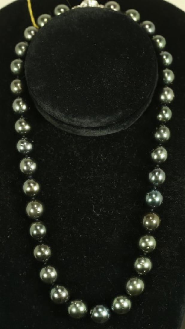 GRADUATED SINGLE STRAND TAHITIAN PEARL NECKLACE: GRADUATED SINGLE STRAND TAHITIAN PEARL 18" NECKLACE. 35=11-14MM PEARLS. 90.6 GRAMS T.W. 14KT WHITE GOLD SCALLOPED PLUNGER BEAD CLASP.