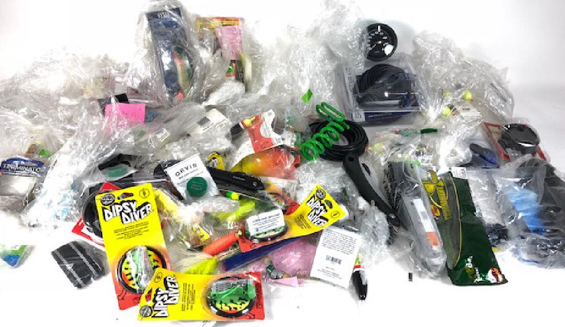 MIXED LOT OF FISHING LURES: MIXED LOT OF FISHING LURES.