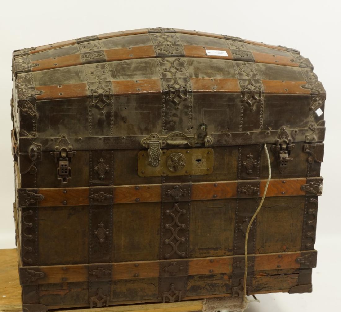 VINTAGE HUMPBACK TRUNK WITH MOTORIZED LIFT INSIDE (1 of 1)