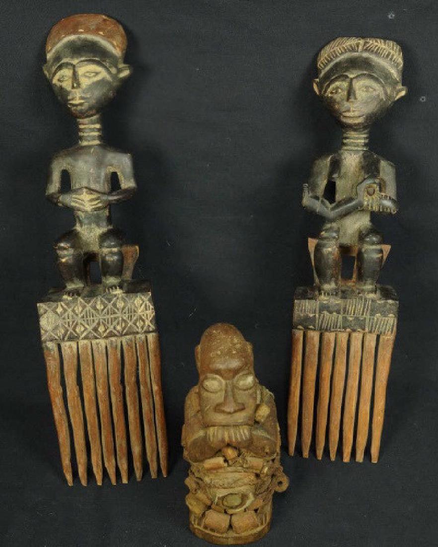 PAIR OF WOOD CARVED AFRICAN ASHANTI COMBS (1 of 2)