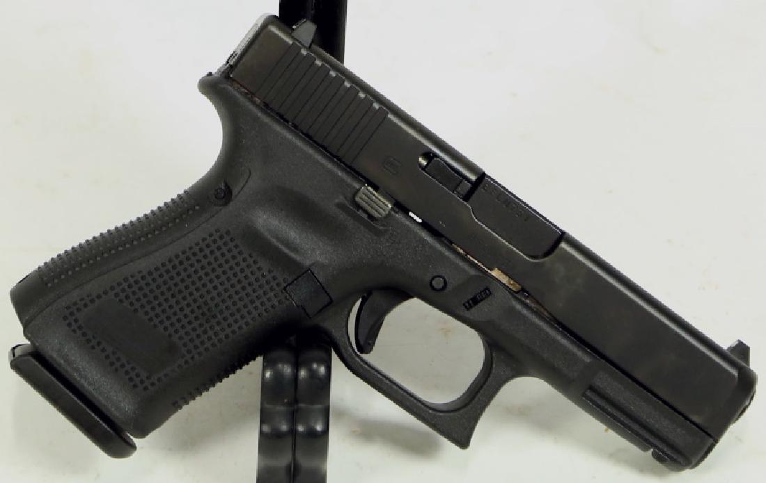 GLOCK 19 GEN 5 9X19 9MM PISTOL: GLOCK 19 GEN 5 9X19 9MM PISTOL. (BRAND NEW IN BOX) CALIBER: 9MM SERIAL NUMBER: BFLU731 (L987)