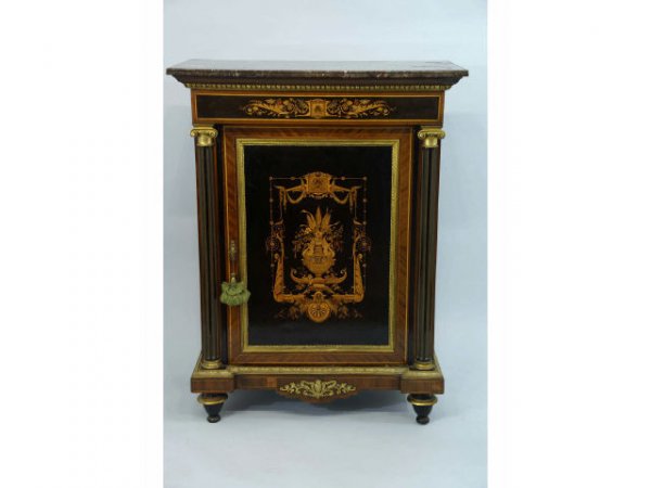 Toire cabinet with inlay