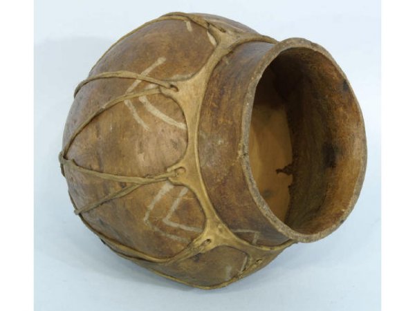 Pre-Columbian style pot with some primitive design - 3