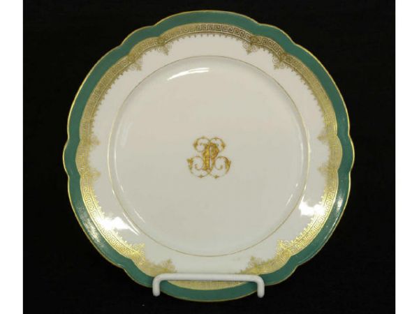 12 dinner plates with green design. - 2