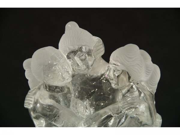 Small rock crystal statues of 3 women. - 2