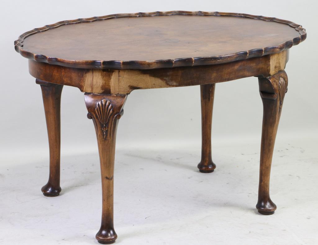 ANTIQUE MAHOGANY COFFEE TABLE: ANTIQUE MAHOGANY COFFEE TABLE WITH PIE CRUST EDGE Height: 21 in. by Width: 36 in. by Depth: 27 in.