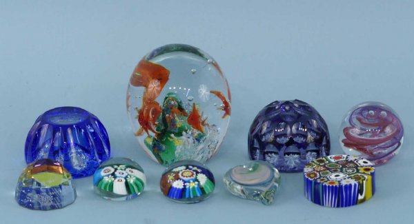BOX LOT OF SMALL ART GLASS GLOBES/PAPERWEIGHTS