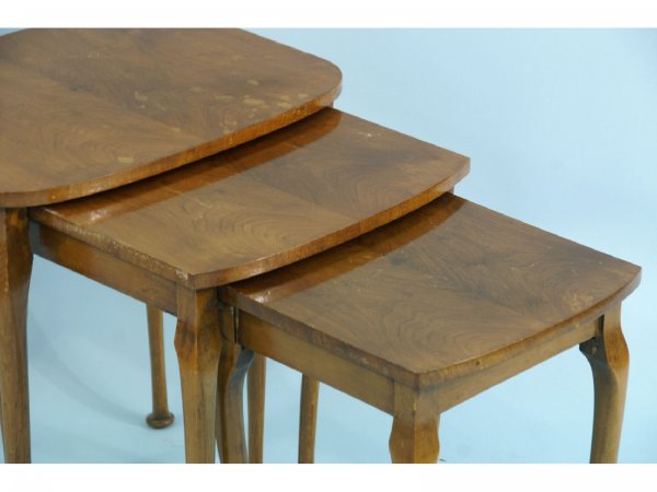 THREE PIECE NESTING TABLES AND A ROUND LAMP TABLE - 7
