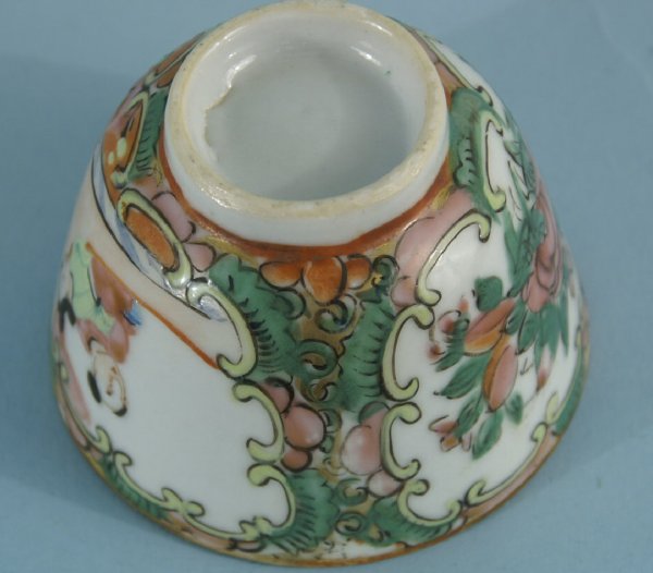 BOX LOT OF 19TH CENTURY FAMILLE-ROSE PORCELAIN - 7