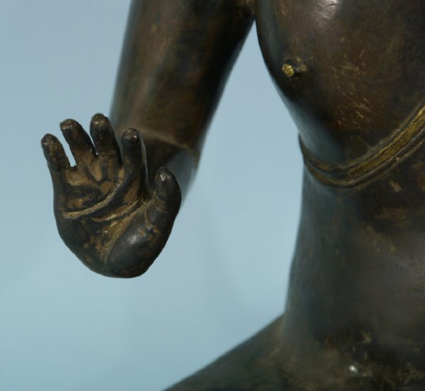 ANTIQUE BRONZE OF A SEATED BUDDHA - 3