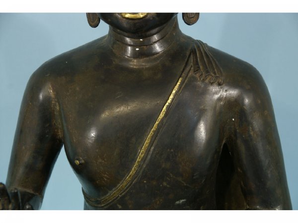 ANTIQUE BRONZE OF A SEATED BUDDHA - 4