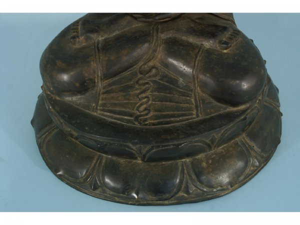 ANTIQUE BRONZE OF A SEATED BUDDHA - 6