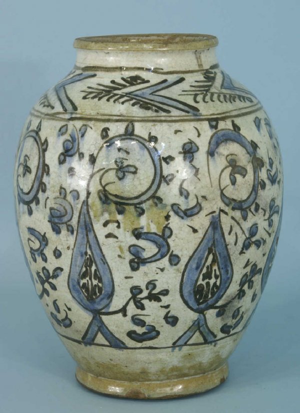 18th CENTURY PERSIAN VASE IN THE CHINESE TASTE