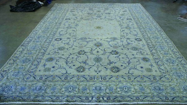 PERSIAN TABRIZ RUG WITH IVORY BACKROUND.