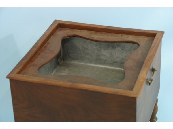 METAL LINED PLANTER WITH TURNED LEGS - 3