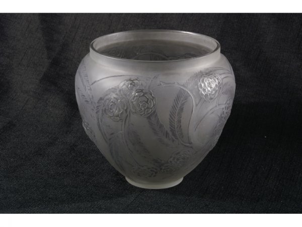 . LALIQUE FROSTED GLASS "NEFLIERS" VASE