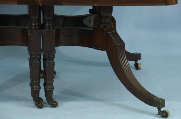 EARLY 19th CENTURY ENGLISH DINING TABLE - 2