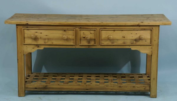 PINE SOFA TABLE WITH LATTICE BASE.