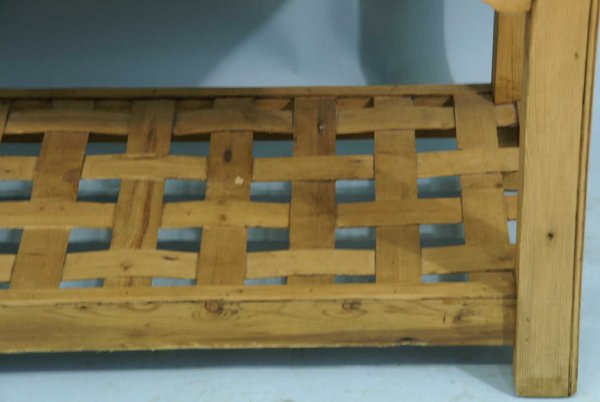 PINE SOFA TABLE WITH LATTICE BASE. - 2
