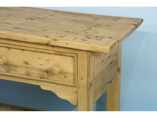 PINE SOFA TABLE WITH LATTICE BASE. - 3