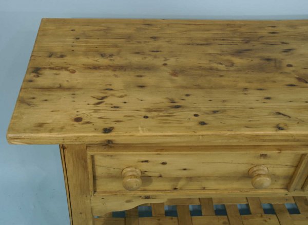PINE SOFA TABLE WITH LATTICE BASE. - 6