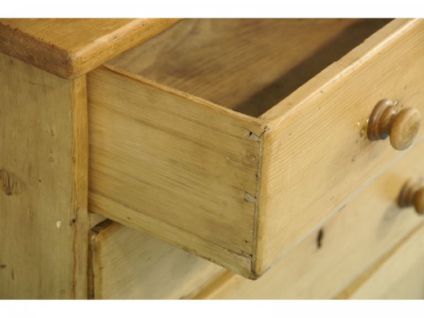 PINE HUTCH WITH THREE DRAWERS - 3