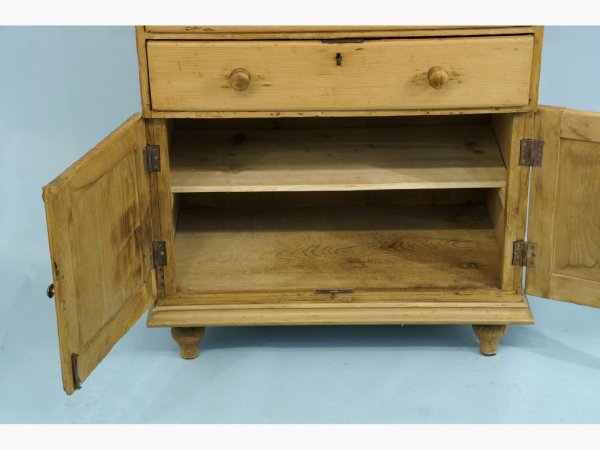 PINE HUTCH WITH THREE DRAWERS - 5