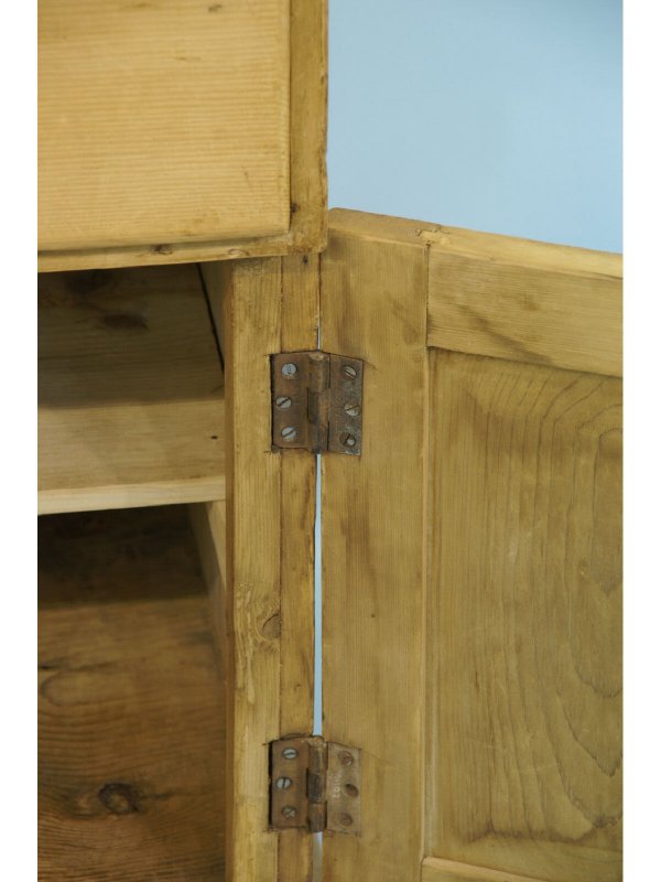 PINE HUTCH WITH THREE DRAWERS - 6