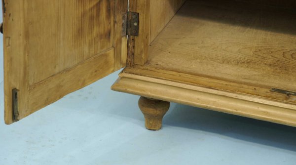 PINE HUTCH WITH THREE DRAWERS - 7