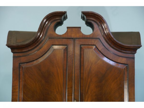 LINEN PRESS WITH BROKEN PEDIMENT TOP - 2