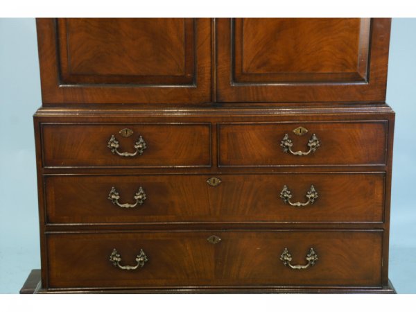 LINEN PRESS WITH BROKEN PEDIMENT TOP - 3