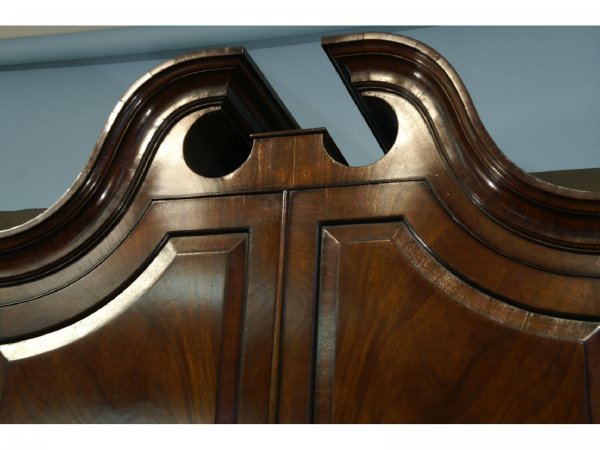 LINEN PRESS WITH BROKEN PEDIMENT TOP - 7