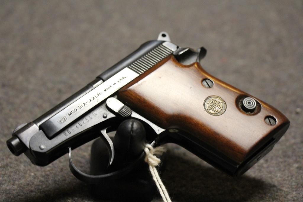 BERETTA 21-A BOBCAT SEMI-AUTO .22LR PISTOL: BERETTA 21-A BOBCAT PISTOL - LIKE NEW CALIBER: .22LR SERIAL: BBS48253U USED FIREARM (L1456)