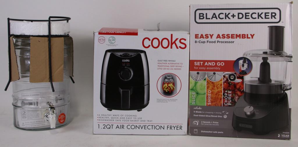 THREE PIECE KITCHEN APPLIANCE LOT: THREE PIECE KITCHEN APPLIANCE LOT. LOT CONTAINS: FOOD PROCESSOR, AIR CRYER & GLASS DRINK DISPENSER. Height: 15 in. by Width: 11 in. by Depth: 8 in.