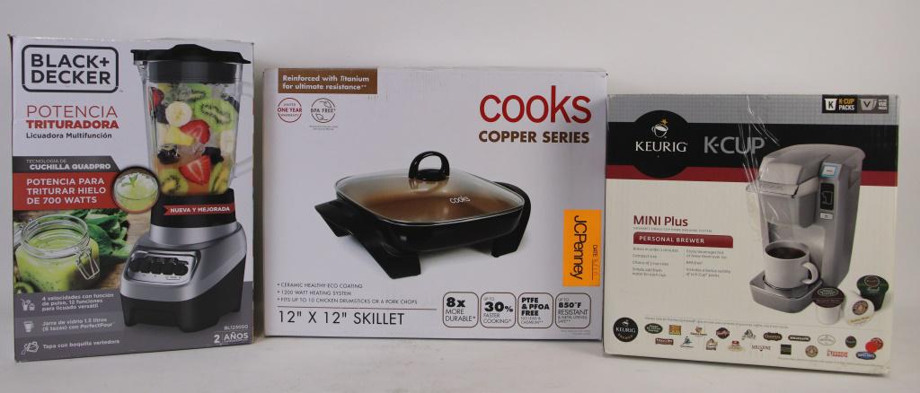 THREE PIECE KITCHEN APPLIANCE LOT: THREE PIECE KITCHEN APPLIANCE LOT. LOT CONTAINS: COOKC SKILLET, BLENDER & KEURIG K-CUP. Height: 15 in. by Width: 11 in. by Depth: 8 in.