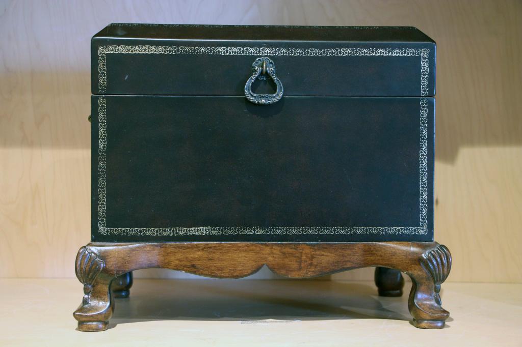 REDWOOD LEATHER BOX WITH ALIGATOR LINING (1 of 2)