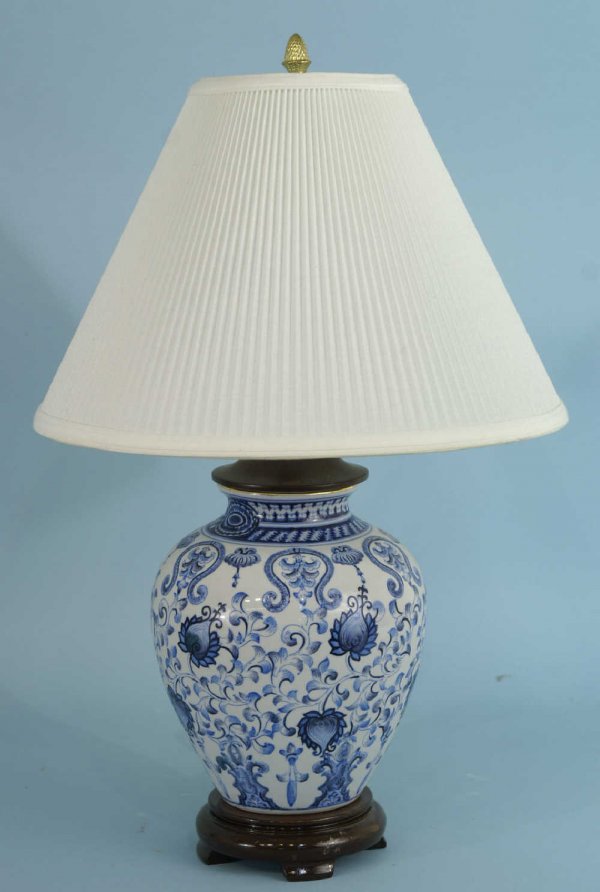 1020 BLUE AND WHITE GINGER JAR LAMP ON WOOD BASE Apr 30, 2008