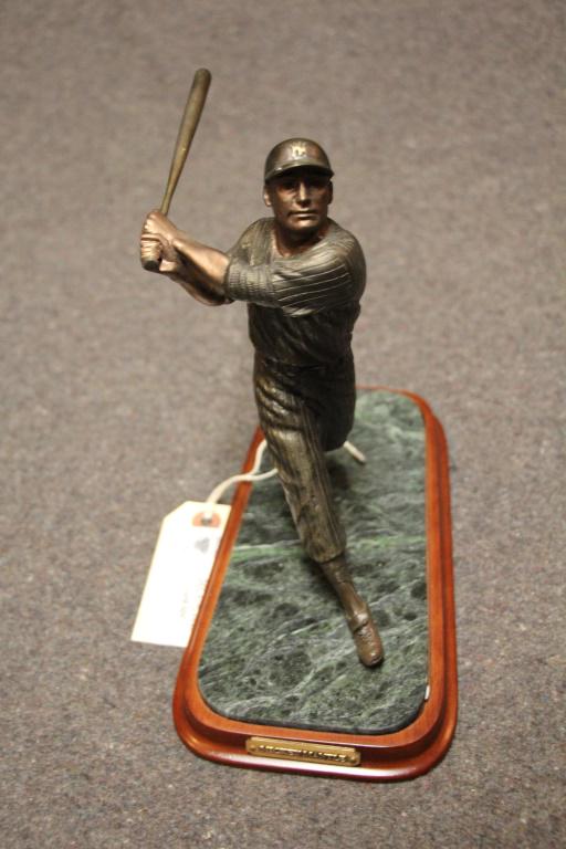MICKEY MANTLE 377/2500 BRONZE BY DANBURY MINT: MICKEY MANTLE 377/2500 BRONZE BY DANBURY MINT (LIKE NEW IN BOX) Height: 12 in. by Width: 4 in. by Depth: 8
