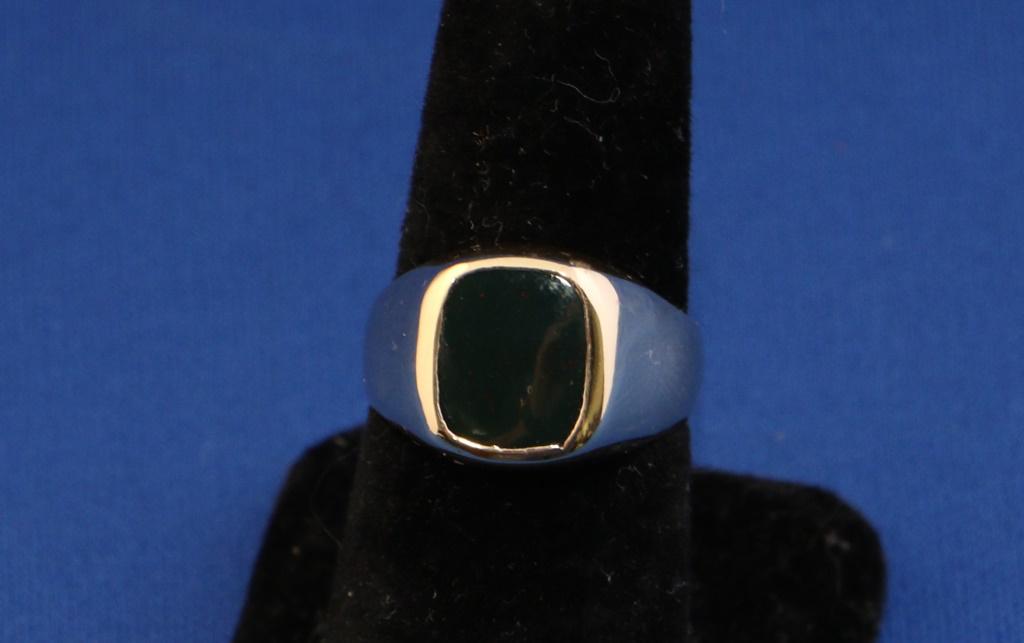 14kt YELLOW-GOLD BLOODSTONE RING (6.1g): BLOODSTONE SET IN A 14KT. YELLOW-GOLD RING. THE BLOODSTONE IS FLUSH MOUNTED & HAS A GOOD POLISH AND LUSTER. THIS BEAUTIFUL SIZE 9 RING IS 6.1 GRAMS.