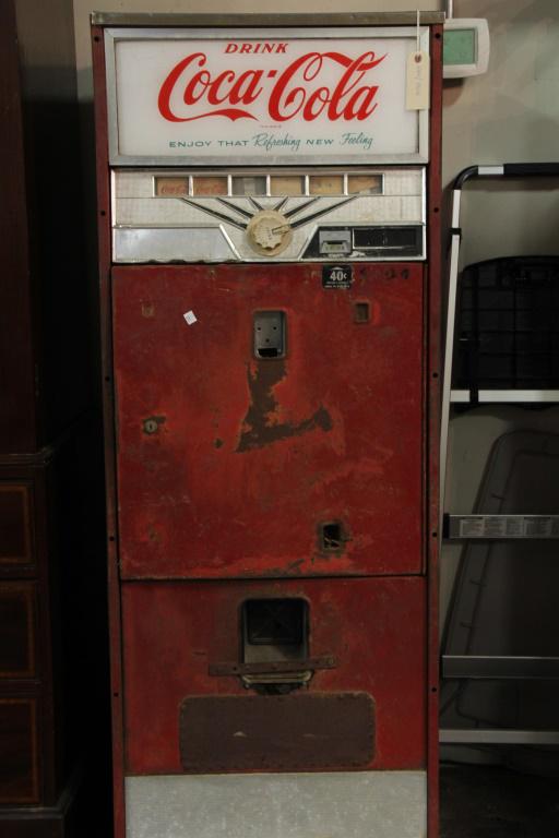 VINTAGE COKE MACHINE: VINTAGE COKE MACHINE. NEEDS RESTORATION