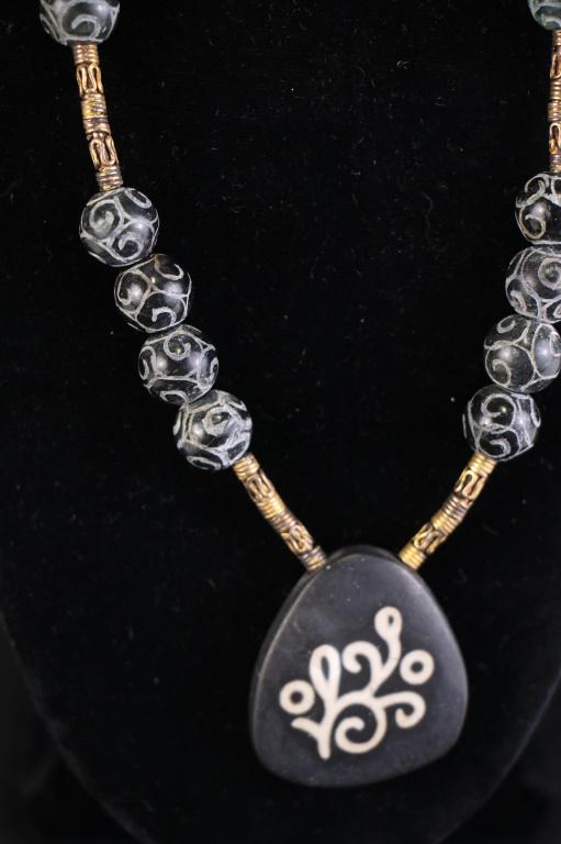 CARVED JADE & TIBETAN STONE NECKLACE & EARRING SET: CARVED JADE & TIBETAN STONE PENDANT W/22kt YELLOW GOLD BALINESE VERMEIL NECKLACE & EARRING SET