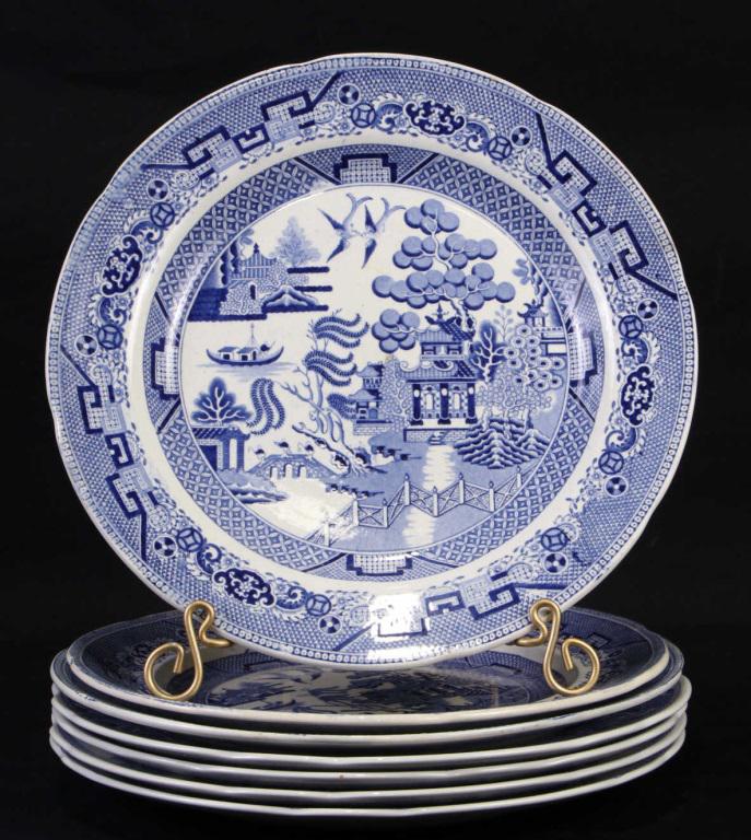 MIXED LOT OF ANTIQUE BLUE WILLOW PORCELAIN PLATES (1 of 1)