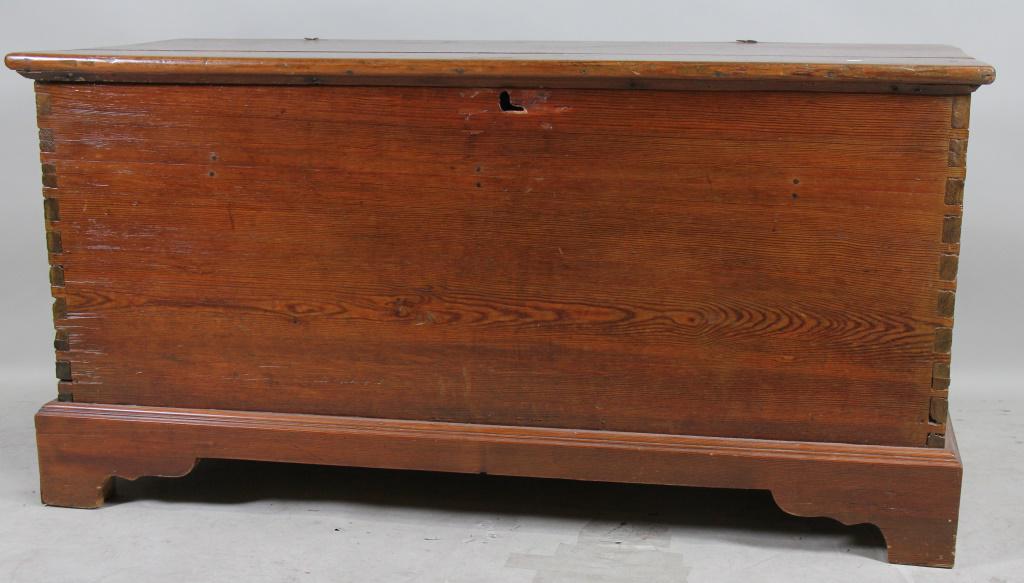 18th CENTURY RED OAK TRUNK WITH PIN HINGE (1 of 4)