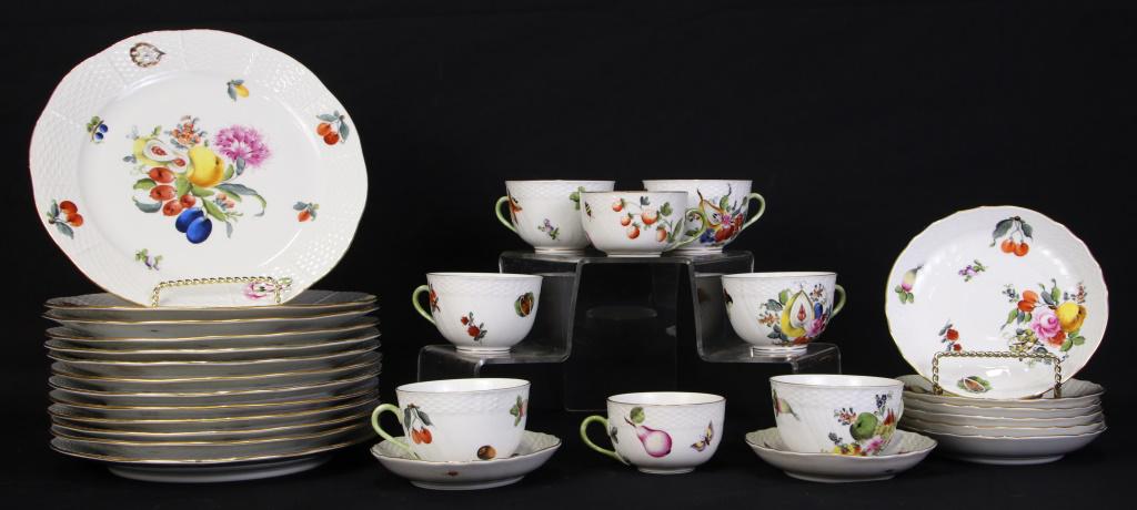 29-PIECE HEREND CHINA DINNERWARE SET (1 of 2)