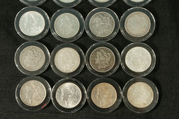 LOT OF MORGAN SILVER DOLLARS & PEACE DOLLARS - 6